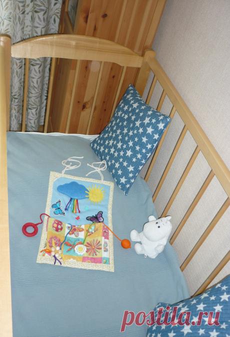 Сенсорный игровой развивающий коврик небольшого размера, который можно подвесить в кроватку или манеж, взять с собой на прогулку или в дорогу. Он не только поможет вашему малышу познакомиться с разными цветами и фактурами, но и будет способствовать развитию мелкой моторики.
Подобные игрушки, несмотря на свою внешнюю простоту, увлекают ребенка, он сможет поиграть самостоятельно некоторое время, дав маме возможность перевести дух и выпить чашечку кофе))