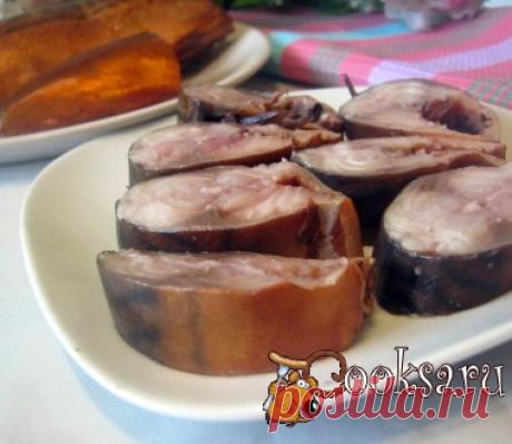 Копченая скумбрия в домашних условиях Приготовить дома вкусную скумбрию, по вкусу и виду не отличающей от магазинной очень просто! Взяв за основу рецепт Ирины Обуховой, внеся некоторые изменения, приготовила красивую, вкусную, слабосоленую скумбрию с ароматом дымка. Попробуйте! Скумбрия (свежемороженная) — 2 шт; Чай черный (листовой) — 2 ст.л.; Луковая шелуха — 3 горст.; Соль — 4 ст.л.; Сахар — 2 ст.л.; Перец черный (горошек) — 10 шт; Лавровый лист — 2 шт; Жидкий дым — 1 ст.л.; Вода — 1 л;
