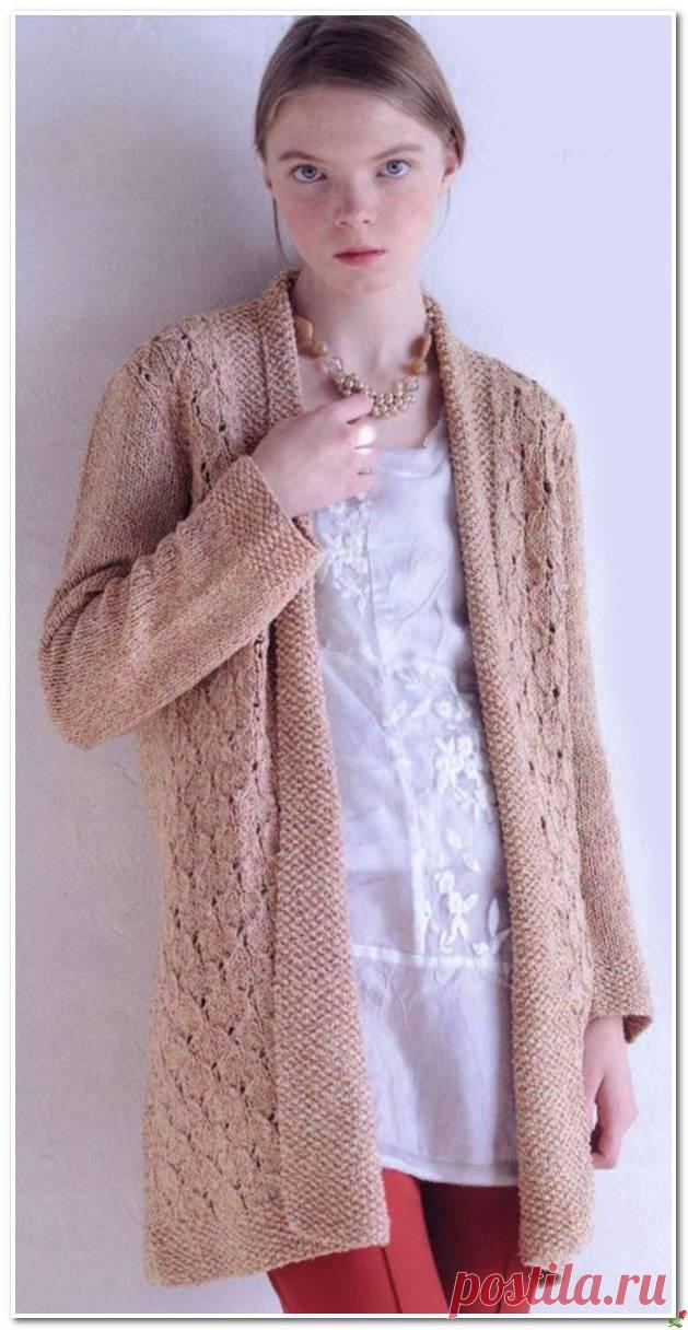 Бежевый кардиган спицами.