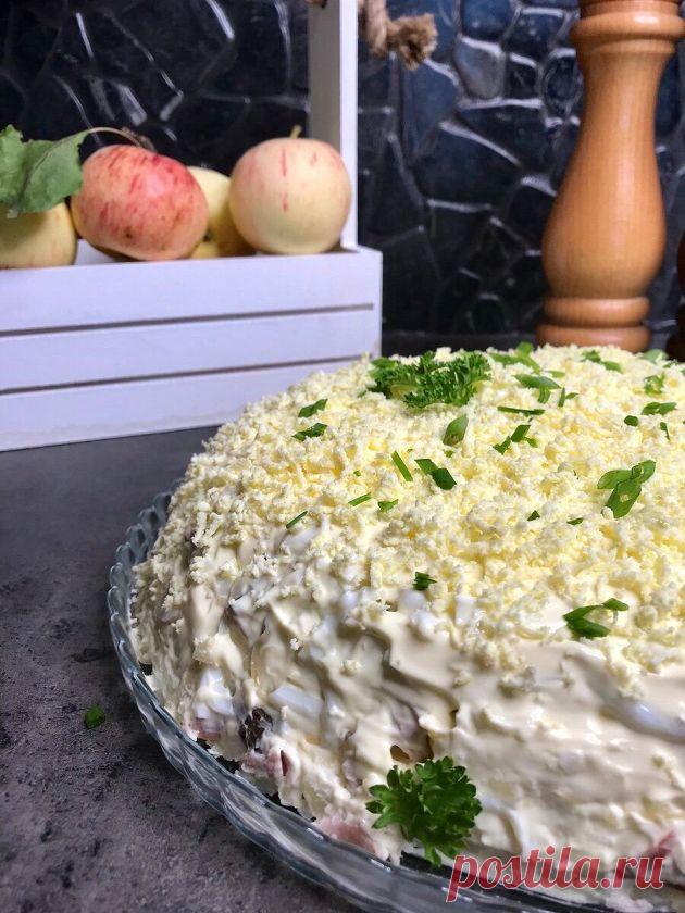 Салат с копченой курицей и грибами