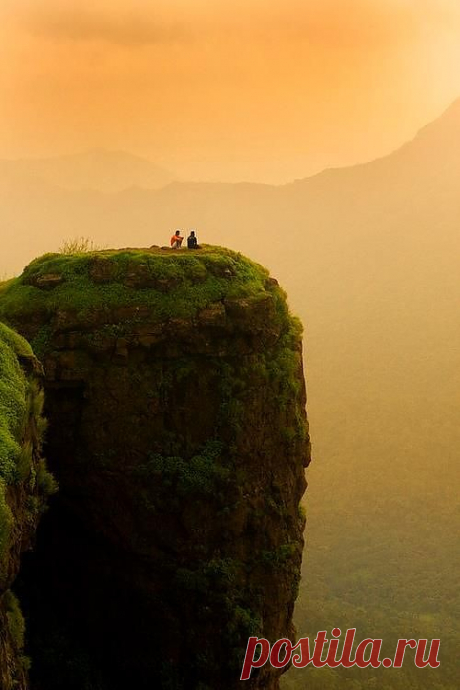 Гора около города Matheran в Индии.
