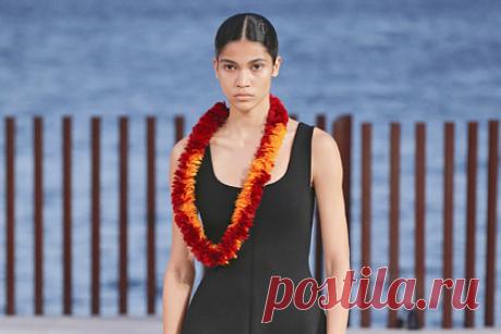 В новом аксессуаре люксового бренда увидели оскорбление целого народа. Нью-йоркский люксовый бренд Proenza Schouler обвинили в оскорблении гавайского народа из-за дизайна нового аксессуара. Речь идет о гавайской лее красно-рыжего цвета стоимостью 1490 долларов (почти 114 тысяч рублей). В описании товара на сайте говорилось, что они «воссозданы в современной интерпретации».