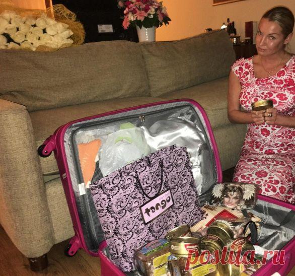 Но надо чесна признать, что лучший подарок,
для соотечественника за границей, - это
1. Бутылочка "Столичной"
2. Чёрный или серый хлеб (типа "Бородинский" или "Дарницкий")
3. Настоящие Солёные огурцы
4. Килька или Хамса пряного посола....
Сам с таким набором, нередко, к родственникам ездил..
Постоянно вожу на Кипр чёрный хлеб, селедку-иваси, копченую скумбрию, конфеты.Сало надо было прихватить с водкой Вот тогда весь набор был бы