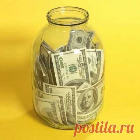 Где хранить деньги? Банк или банка? 

Приветствую Вас, дорогие читатели! Сегодня поднимаю волнующий многих вопрос: где надежнее хранить деньги? Банк или банка?

До недавних событий, любой здравомыслящий человек ответил был на вопрос «где хранить деньги» — конечно же в Банке, чем в банке. Но почему люди бегут в банк забирать свои деньги? Почему считают, что хранить деньги дома в банке спокойнее? Рассмотрим основные причины: