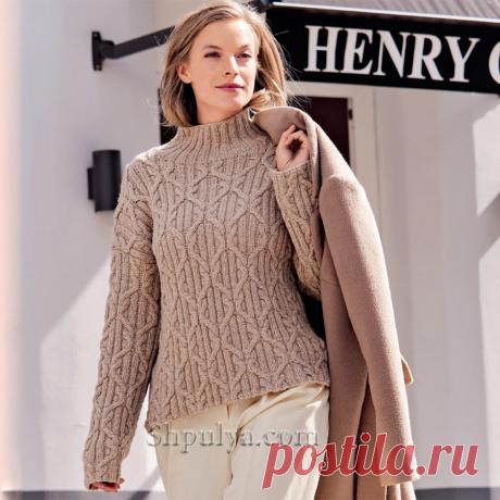 Светло-бежевый пуловер с воротником-стойкой связан эффектным узором из переплетающихся «Кос» по всему полотну.