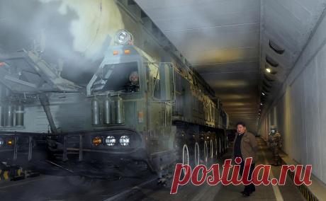 Ким Чен Ын заявил о готовности нанести ответный ядерный удар. Северокорейский лидер Ким Чен Ын сообщил об эволюции военной доктрины страны, которая теперь позволяет «без колебаний» нанести ядерный удар. Вашингтон пригрозил Пхеньяну «концом режима» в ответ на подобную атаку