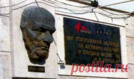 Пирогов первым выступил с идеей пластических операций, применил наркоз в военно-полевой хирургии, впервые наложил гипсовую повязку в полевых условиях, высказал предположение о существовании болезнетворных микроорганизмов, вызывающих нагноение ран. Его труды, различные медицинские атласы выдвинули русскую хирургию на одно из первых мест в мире.