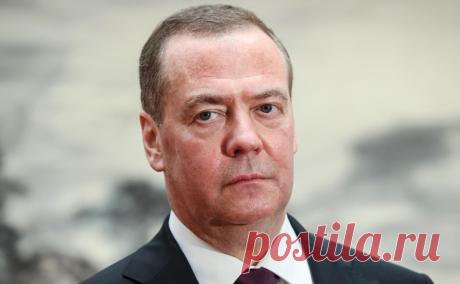 Медведев призвал Киев «изгнать демонов политического украинства». Перед украинцами сегодня стоит выбор — быть с Россией или исчезнуть с карты мира, заявил заместитель председателя Совета безопасности России Дмитрий Медведев в статье для журнала «Международная жизнь».