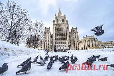 Москва отказалась верить Киеву о неиспользовании западного оружия вглубь России. Москва отказалась верить Киеву о о гарантиях не использовать западное оружие для ударов вглубь России. Об этом заявил директор второго департамента стран СНГ российского МИД Алексей Полищук. «Доверия к таким заявлениям быть не может, поскольку украинские власти не раз демонстрировали свою лживость», — сказал Полищук.
