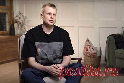 Популярный комик раскрыл причины ухода с ТНТ. Стендап-комик Слава Комиссаренко в интервью журналисту и блогеру Юрию Дудю раскрыл причины своего ухода с телеканала ТНТ. Он рассказал, что в шоу Stand Up сначала сбылась его мечта, но потом ей на смену пришли законы телевидения, которые строятся на необходимости выдавать объемы.