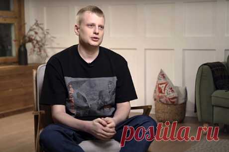 Популярный комик раскрыл причины ухода с ТНТ. Стендап-комик Слава Комиссаренко в интервью журналисту и блогеру Юрию Дудю раскрыл причины своего ухода с телеканала ТНТ. Он рассказал, что в шоу Stand Up сначала сбылась его мечта, но потом ей на смену пришли законы телевидения, которые строятся на необходимости выдавать объемы.