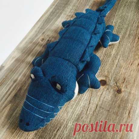 NOUVEAU Crocodile jouet bleu corps crème main par inmagarciadesign