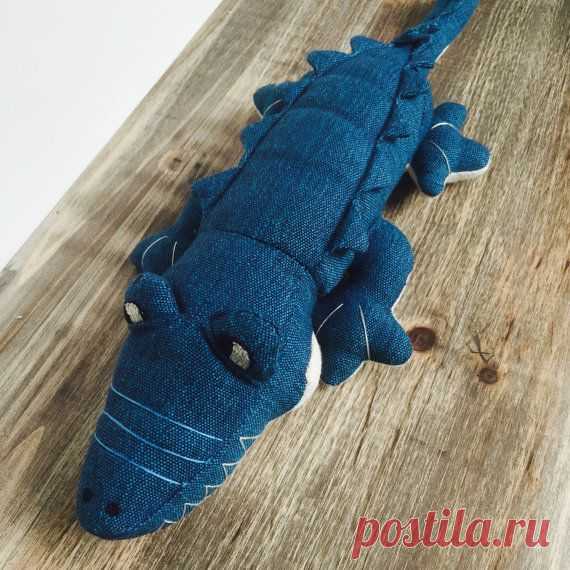 NOUVEAU Crocodile jouet bleu corps crème main par inmagarciadesign