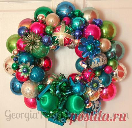 How to make a Christmas wreath out of vintage ornaments - Georgia Peachez' secrets - Retro Renovation