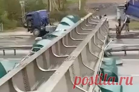 Виадук рухнул на российскую федеральную трассу из-за самосвала. В пригороде Владивостока самосвал с открытым кузовом сбил виадук, который впоследствии упал на федеральную трассу и полностью перекрыл ее. Об этом пишет Telegram-канал Amur Mash. Очевидцы сообщили, что водитель грузовика забыл опустить кузов и снес сооружение. Предварительно, в этот момент на виадуке никого не было.