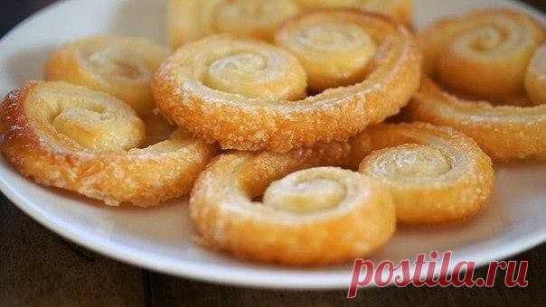 Печенье «Ушки на макушке»

Печенье - проще некуда. Отлично спасает ситуацию, когда внезапно возникла нужда напоить кого-то чаем, а к чаю-то ничего и нет. Это печенье даст сто очков магазинным ушкам, которые чаще всего переслащены и пересушены.

Ингредиенты:

● 1,5-2 стакана просеянной муки;
● 250 г. маргарина (сливочного масла);
● 120 г. сахара;
● 50 мл. молока;
● 2 яйца;
● щепотка соли.

Приготовление:

Духовку разогрейте до 220 град подготовить противень с пергаментной б...