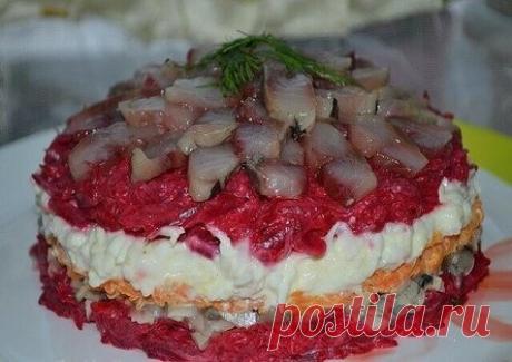 Салат с сельдью даже вкуснее, чем обычная и привычная нам «селедка в шубе»!