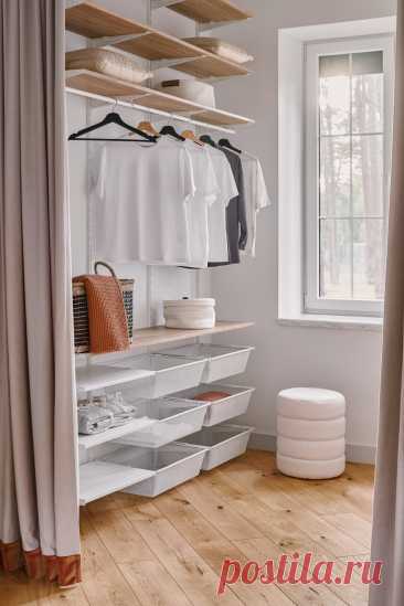 Небольшая и светлая гардеробная все чаще заменяет огромные шкафы.