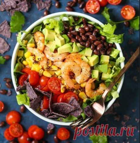 6 идей фитнес-салатов.

1. Тунец в собсвенном соку + стручковая фасоль + огурец + помидор + листья салата + оливки
2. Куриное филе обжаренное без масла + консервированная кукуруза + пекинская капуста + огурец + омлет из 1 яйца + зелень + натуральный йогурт
3. Куриное филе обжаренное без масла + листья салата + помидор + зелень + натуральный йогурт + чеснок + кунжут
4. Тунец в собственном соку + обезжиренный творог + огурец + укроп + зеленый лук
5. Куриное филе обжаренное б...