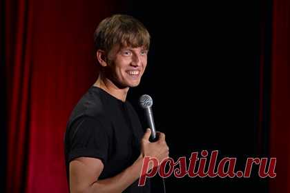 Назван новый ведущий Stand Up на ТНТ. Новым ведущим шоу Stand Up на телеканале ТНТ стал резидент проекта Алексей Щербаков. Об этом стало известно StarHit. По информации издания, в новом сезоне телепроекта Щербаков станет главным ведущим шоу. Он также заменит на этом посту комика, резидента Stand Up Нурлана Сабурова.