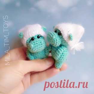 Карманный бегемотик амигуруми. Схемы и описания для вязания игрушек крючком! Бесплатный мастер-класс от Людмилы Тимощук по вязанию карманного бегемотика крючком. Высота вязаной крючком игрушки всего 6-7 см. Для изготовления так…