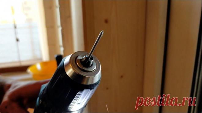 Почему гвоздь в наличник лучше «забивать» шуруповертом При прибивании тонких наличников, доборных планок и уголков, существует риск раскола древесины гвоздем. Наиболее надежным способом предотвращения этого является вкручивание гвоздя вместо его заколачивания.Что потребуется:шуруповерт;молоток.Процесс прибивания тонких наличников Чтобы гвоздь не