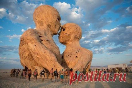 Одна из главных скульптур &quot;Burning Man 2014&quot; - &quot;Объятия&quot;. К проекту &quot;Объя / Удивительное искусство