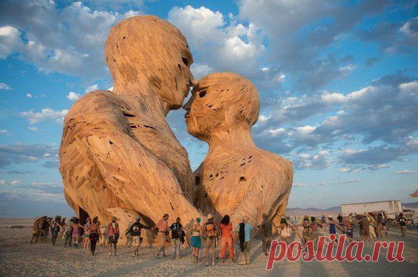 Одна из главных скульптур "Burning Man 2014" - "Объятия". К проекту "Объя / Удивительное искусство