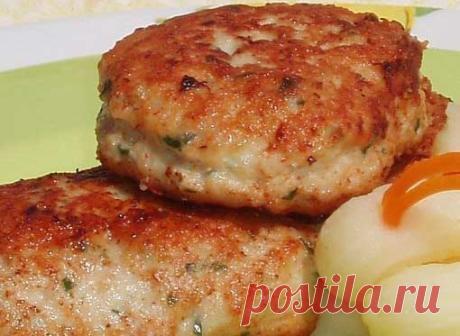 Исключительно вкусные котлеты 

Ингредиенты: 
- Мясной фарш – 500 г. 
- Лук – 1 шт. 
- Белый хлеб – 3 кусочка 
- Нарезанная петрушка – 2 ст.л. 
- Порошок горчицы – 1 ч.л. 
- Яйца – 2 шт. 
- Холодная вода – 3 ст. ложки 
- Растительное масло, соль, черный молотый перец 

Приготовление: 
Лук нарезаем крупными ломтиками. Предварительно замачиваем кусочки белого хлеба в воде. Подготавливаем кухонный комбайн или блендер. В чаще смешиваем лук, отжатый белый хлеб и мелко нарезанну...