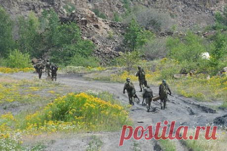 Российские военные отразили семь атак ВСУ на трех направлениях. Военнослужащие группировки «Юг» отразили семь атак Вооруженных сил Украины (ВСУ) на лисичанском, авдеевском и марьинском направлениях, заявил глава пресс-центра группировки Вадим Астафьев. Отмечается, что экипажами вертолетов авиации уничтожены две боевые бронированные машины ВСУ в районе Курдюмовки и Клещеевки.