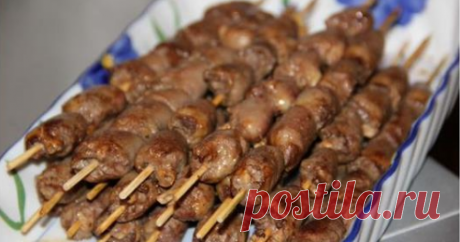 Маринованные куриные сердечки на шпажках, запеченные в духовке Вкуснотище! Ингредиенты: Сердечки куриные — 500 г Мед — 1 ст. ложка Лук — 1 штука Соевый соус — 3 ст. ложки Уксус — 5 мл Соль и черный молотый перец и зира (по желанию)- по вкусу. Приготовление: Для маринада: смешиваем соевый соус, мед уксус и и измельченный на мясорубке лук...