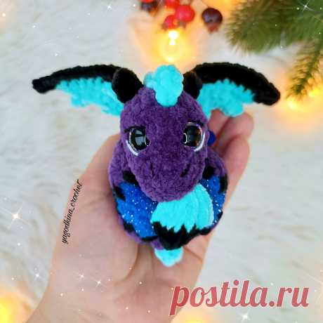 PDF Магический Дракончик крючком. FREE crochet pattern; Аmigurumi toy patterns. Амигуруми схемы и описания на русском. Вязаные игрушки и поделки своими руками #amimore - плюшевый дракон, украшение на ёлку в виде дракончика из плюшевой пряжи, ёлочное украшение, новогодний шар с драконом, Новый год.