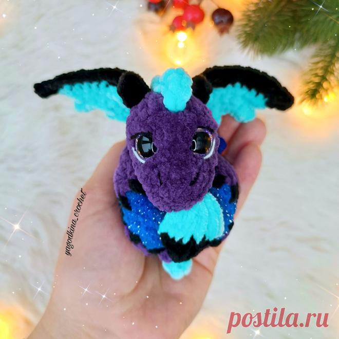 PDF Магический Дракончик крючком. FREE crochet pattern; Аmigurumi toy patterns. Амигуруми схемы и описания на русском. Вязаные игрушки и поделки своими руками #amimore - плюшевый дракон, украшение на ёлку в виде дракончика из плюшевой пряжи, ёлочное украшение, новогодний шар с драконом, Новый год.