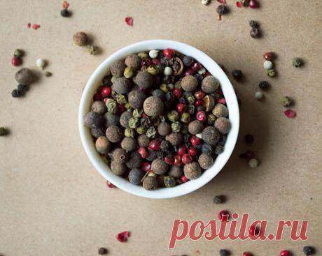 СМЕСЬ СПЕЦИЙ СНИЗИТ ТЯГУ К СЛАДОСТЯМ
Рецепт универсального состава на все случаи жизни

Пряности способствуют лучшему усвоению еды. Вы можете употреблять следующую смесь специй с едой, чтобы почувствовать пользу для метаболизма. Итак, универсальная смесь специй для балансировки пищеварения, улучшения процесса усвоения, повышения уровня энергии, снижения тяги к шоколаду и многого-многого другого:

Смешайте следующие специи в небольшой баночке:

15 чайных ложек молотой курку...