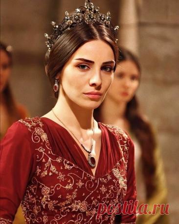 Нур Феттахоглу