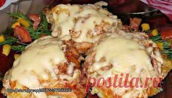 САМЫЕ ВКУСНЫЕ БЛЮДА ИЗ КУРИЦЫ 

1) Восхитительная курица с грибами, запечённая под картофельной шубой

ИНГРЕДИЕНТЫ:
● 600 гр куриной грудинки или ножек
● 250 гр грибов (у меня шампиньоны)
● 3-4 средних картофелины
● 2 луковицы
● 1 ст.л. муки
● 250 мл молока
● 150 гр сливок (у меня 15%)
● 100 гр тёртого сыра (сыра лучше не жалеть)
● соль, перец, зелень по желанию
● растительное масло для жарки

ПРИГОТОВЛЕНИЕ:
1. Включить духовку на 180 С.
2. Картофель помыть, положить в хол...