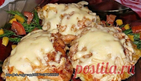 САМЫЕ ВКУСНЫЕ БЛЮДА ИЗ КУРИЦЫ 

1) Восхитительная курица с грибами, запечённая под картофельной шубой

ИНГРЕДИЕНТЫ:
● 600 гр куриной грудинки или ножек
● 250 гр грибов (у меня шампиньоны)
● 3-4 средних картофелины
● 2 луковицы
● 1 ст.л. муки
● 250 мл молока
● 150 гр сливок (у меня 15%)
● 100 гр тёртого сыра (сыра лучше не жалеть)
● соль, перец, зелень по желанию
● растительное масло для жарки

ПРИГОТОВЛЕНИЕ:
1. Включить духовку на 180 С.
2. Картофель помыть, положить в хол...