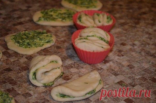 АРОМАТНАЯ ВКУСНЯТИНА С ЧЕСНОКОМ И ЗЕЛЕНЬЮ ЗА 25 МИНУТ
Хлеб — всему голова», — гласит известная пословица. Спорить не будем, но гораздо ведь интереснее подать к первому блюду вместо простых ломтиков хлебаароматные домашние пышки!

Булочки с чесноком и зеленью по этому рецепту получаются необычайно мягкими, вкусными и душистыми, а их оригинальная форма приятно удивит близких.
Показать полностью…