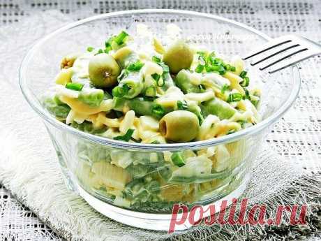 Салат из замороженной стручковой фасоли.

300 г замороженной стручковой фасоли;
100 г полутвердого сыра;
3 куриных яйца;
2 зубчика чеснока;
зеленый лук;
несколько оливок для украшения;
соль - по вкусу;
майонез для заправки салата.*

Куриные яйца отварить вкрутую, остудить и очистить.
Очищенные яйца нарезать.

Воду довести до кипения, подсолить. Фасоль, не размораживая, опустить в кипящую воду и варить в течение 5-7 минут. Готовую фасоль сразу охладить под струей холодной в...