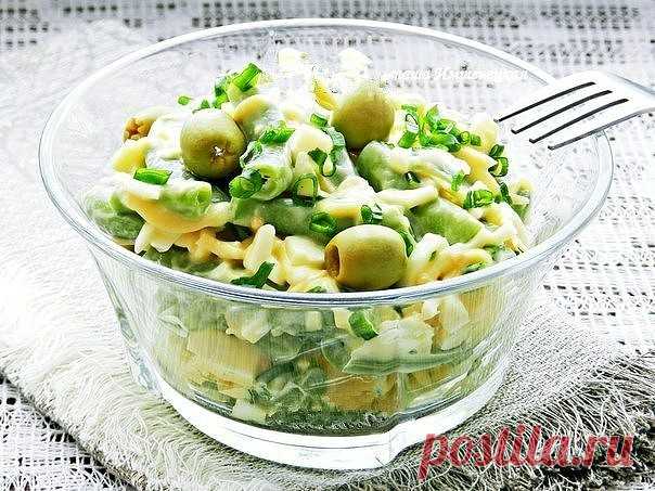 Салат из замороженной стручковой фасоли.

300 г замороженной стручковой фасоли;
100 г полутвердого сыра;
3 куриных яйца;
2 зубчика чеснока;
зеленый лук;
несколько оливок для украшения;
соль - по вкусу;
майонез для заправки салата.*

Куриные яйца отварить вкрутую, остудить и очистить.
Очищенные яйца нарезать.

Воду довести до кипения, подсолить. Фасоль, не размораживая, опустить в кипящую воду и варить в течение 5-7 минут. Готовую фасоль сразу охладить под струей холодной в...