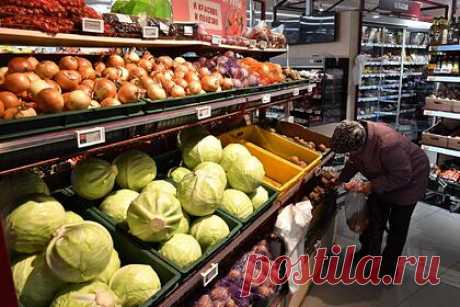 Россиянам объяснили отличия цен на одинаковые продукты в разных магазинах. Цены на одинаковые продукты в разных магазинах могут отличаться из-за разных факторов, в том числе локации торговой точки, уровня, на котором она себя позиционирует, и выбранной стратегии по привлечению клиентов и получению прибыли. Также важно учитывать качество магазина, считает эксперт Георгий Остапкович.