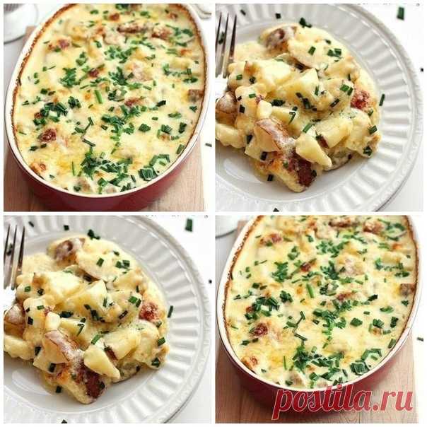 Самый вкусный картофель запеченный в духовке

Ингредиенты:
2 столовых ложки размягченного сливочного масла
6-7 маленьких картофелин
1/2 стакана молока
1,5 стакана жирных сливок
2 столовых ложки муки
3-5 зубчиков чеснока, выдавить
1 чайная ложка соли
перец
1,5 стакана тертого сыра (в оригинале - чеддер)
зеленый лук, мелко порубить

Приготовление:
Нагрейте духовку до 200 градусов. Форму для запекания смажьте сливочным маслом. Картофель нарежьте и выложите в блюдо для запекан...