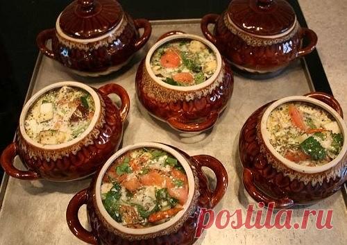 ВОЛШЕБСТВО ГЛИНЯНОЙ ПОСУДЫ

- Глиняная посуда обладает способностью вытягивать из людей негативную отрицательную энергию и наполнять той, которую она набрала за тысячелетия, от солнца, воздуха, воды, земли - четырех первоэлементов и стихий, и конечно, от человека, создавшего сосуд.

- Посудой для приготовления пищи можно пользоваться в электрических и газовых духовках. Но при этом рекомендуется ставить керамическую посуду в минимально нагретую духовку и постепенно нагреват...