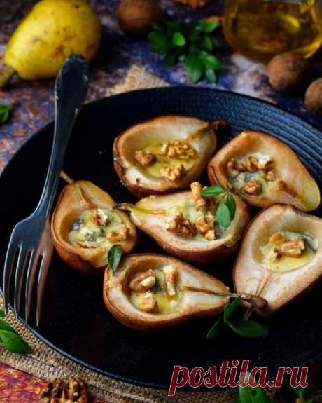 ​Запечённые груши с дорблю, грецкими орехами и мёдом