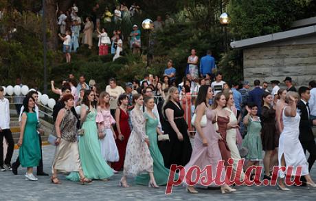 Комитет Думы одобрил поправку о введении серебряных медалей для выпускников. Они должны иметь не более двух оценок &quot;хорошо&quot; в аттестате