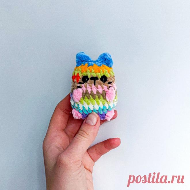PDF Узкий Котик крючком. FREE crochet pattern; Аmigurumi toy patterns. Амигуруми схемы и описания на русском. Вязаные игрушки и поделки своими руками #amimore - плюшевый котик, маленький кот из плюшевой пряжи, кошка, кошечка, котёнок.