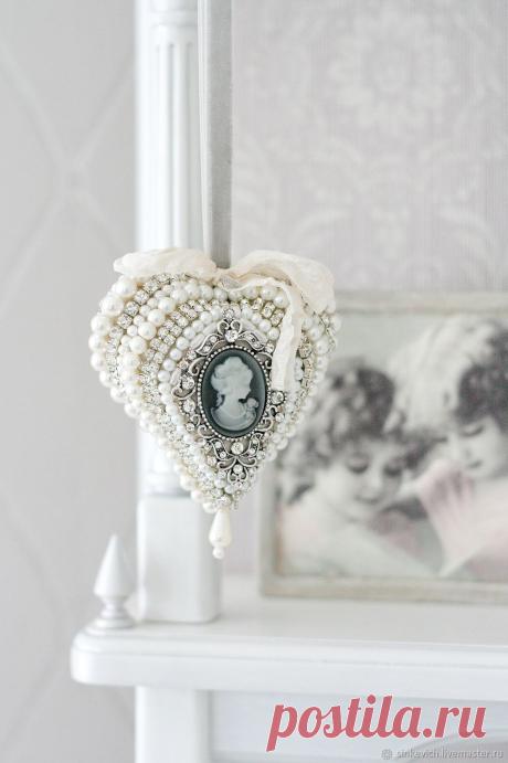 Купить Frozen heart в интернет магазине на Ярмарке Мастеров Купить или заказать Frozen heart в интернет магазине на Ярмарке Мастеров. С доставкой по России и СНГ. Материалы: бусины стеклянные, Стразы стекло,&hellip;. Размер: 10 см