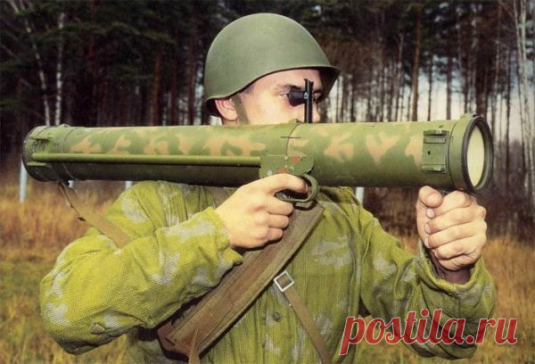 Американского издание Popular Mechanics под впечатлением от российского реактивного пехотного огнемета "Шмель", передает РИА Новости. Авторы отмечают, что, несмотря на "милое" название, несущая смертельную угрозу сила "Шмеля" вселяет ужас тем, против кого он используется.
"Шмель" – это термобарическое оружие, в котором задействована комбинация взрывчатого вещества и большого количества сжигаемого топлива. Когда боеприпас достигает цели,