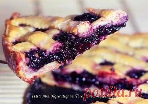 Пироги с вареньем: топ-6 самых вкусных

1. ПИРОГ С ВАРЕНЬЕМ ИЗ ПЕСОЧНОГО ТЕСТА
Ингредиенты:
Для теста:
● яйца - 2 шт,
● мука - 2-3 стакана,
● сливочное масло или маргарин - 200 г,
● сахар - 1 стакан,
● ванилин - на кончике ножа,
● разрыхлитель - 1 ч. ложка
● варенье или джем - 150-200 г
Приготовление:
Масло или маргарин растопить и охладить.В миску насыпать сахар, добавить растопленное масло, яйца, ванилин и все хорошо перемешать.Постепенно ввести просеянную и смешанную с ...