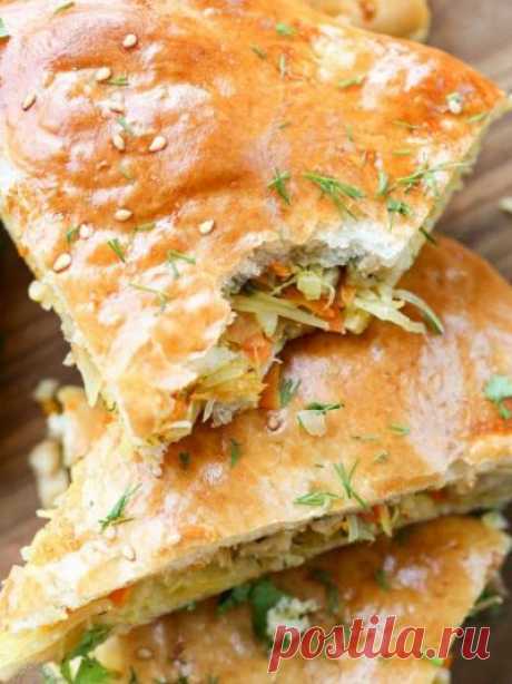 Пирог с капустой и с курицей: рецепты приготовления . Милая Я Пирог с курицей и капустой может стать прекрасным дополнением к любой трапезе. Его можно приготовить и на дрожжевом тесте, потратив больше времени и сил. А можно использовать более простые рецепты, например, со слоеным тестом или же заливным. Также берут разные виды капусты, что делает блюдо еще более интересным. Вкусный и простой пирог со свежей капустой Этот пирог нравится многим, ведь его достаточно просто го...
